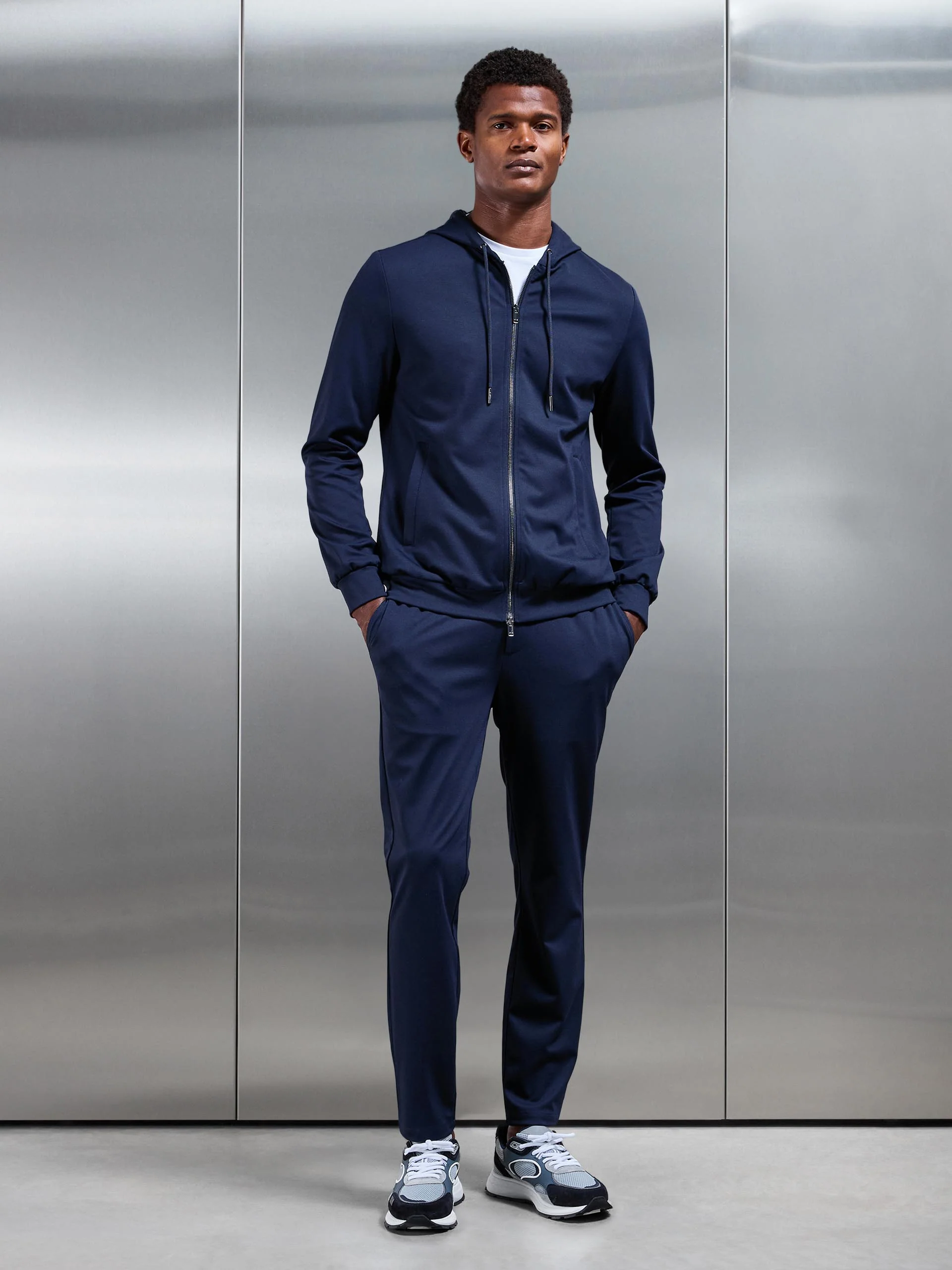 Athleisure Jogger in Navy - Image 3