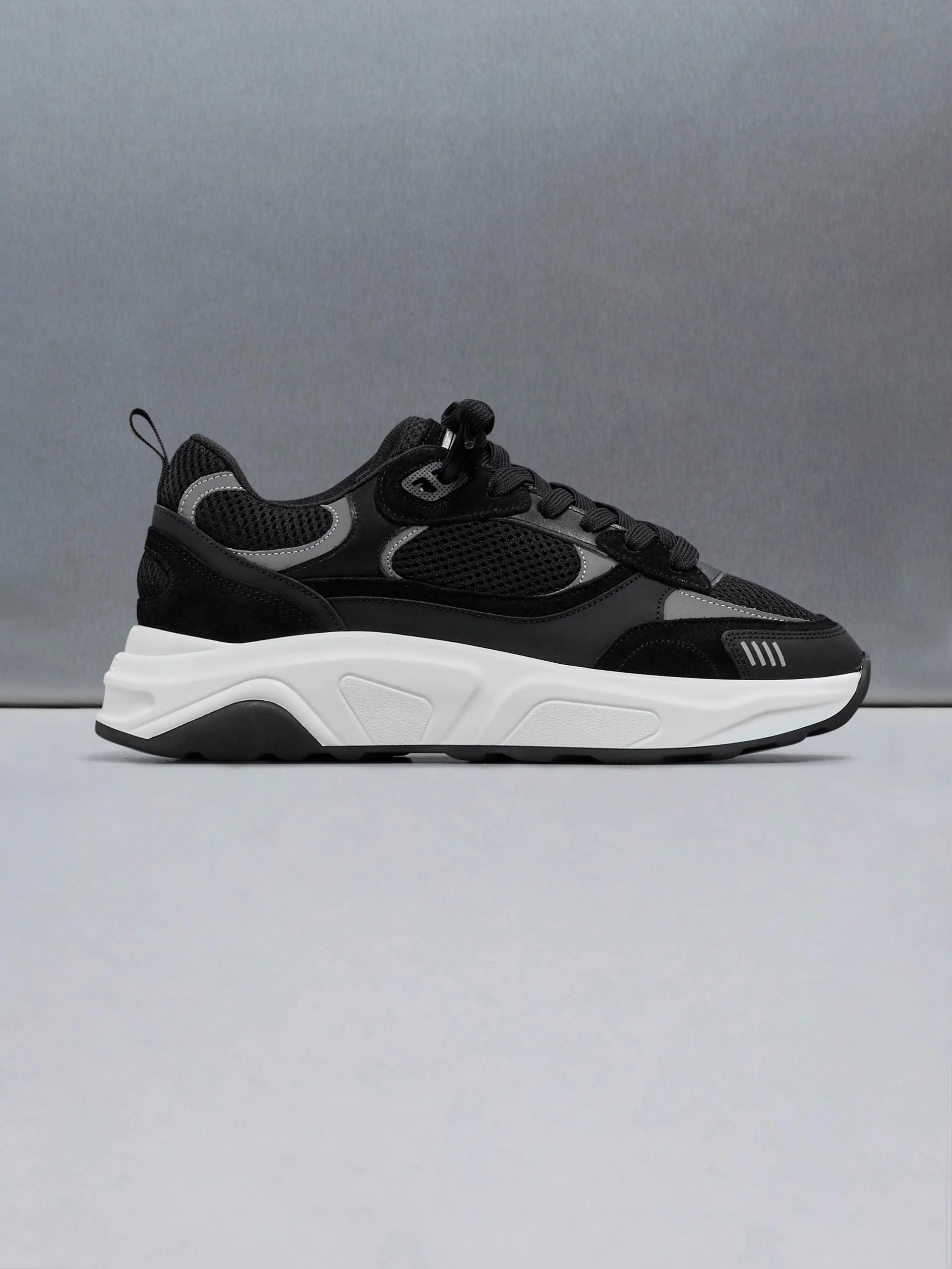 Flow Runner in Black